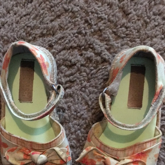 Gymboree “ Wildflower Fields” sandals Sz 8 - Picture 5 of 9